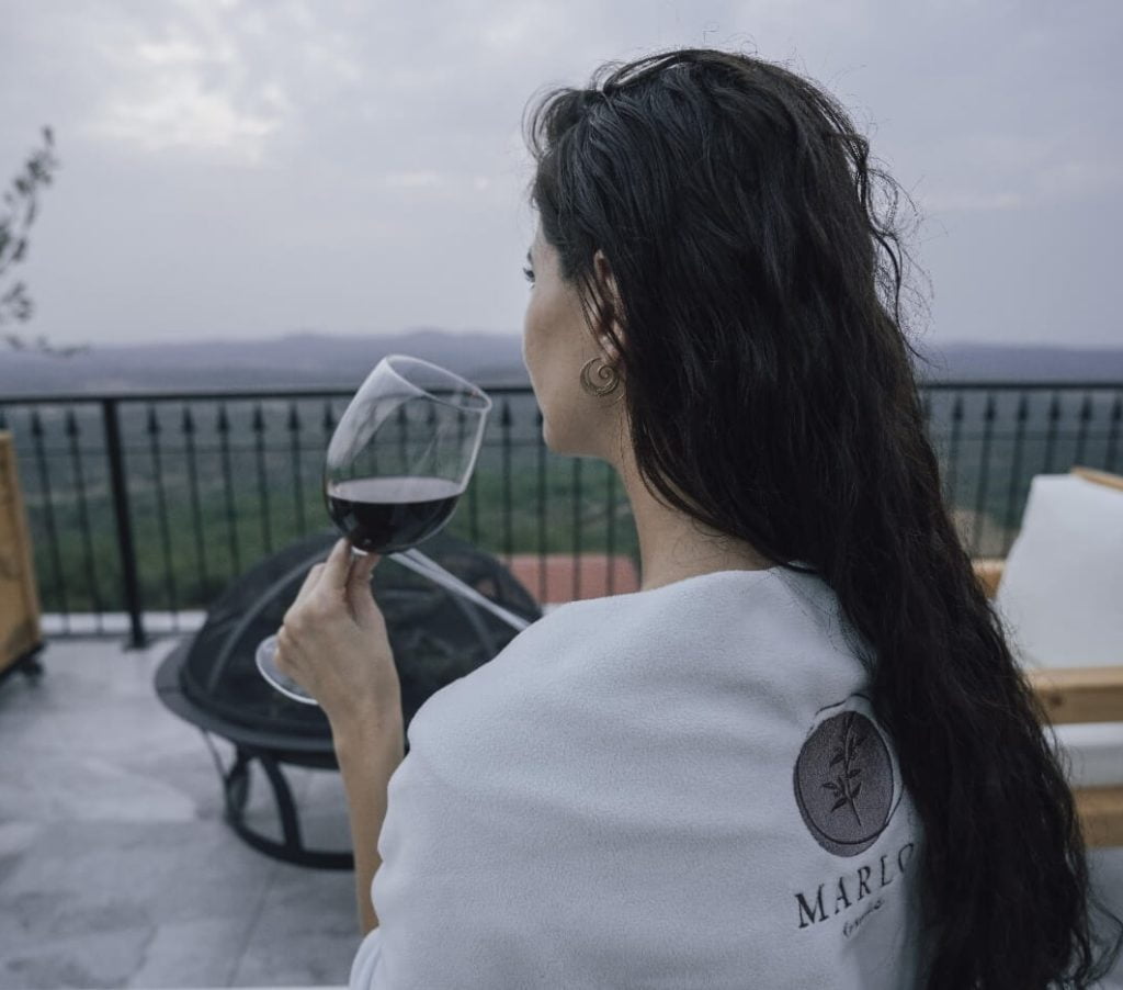 Kış tatilinizi Marlo Ayvalık'ta panoramik körfez manzarasına karşı şarap içerek geçirin.